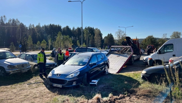 Kolmapäeva hommikul alustas OÜ Svenai sõidukite teisaldamist riigi maal asuvast parklast. Esimeseks teisaldatud sõidukiks oli Eesti numbrimärgiga Volkswagen Golf, teiseks minejaks aga Ukraina registreerimisnumbriga auto. Foto: Võrumaa Teataja